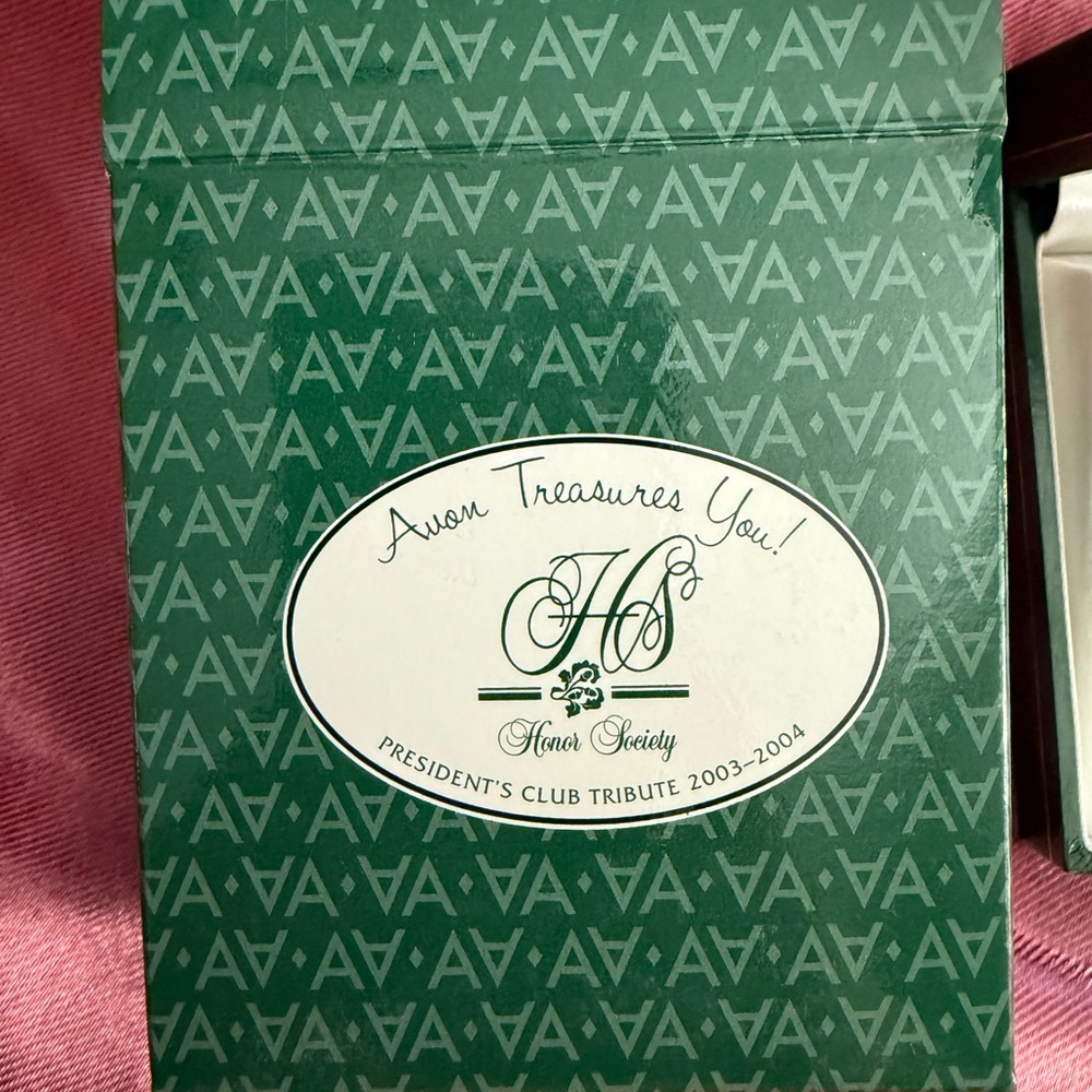 Avon Brilliant Treasures Pin Presidents club 03-04